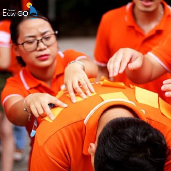 Trò chơi team building Làm rơi giấy