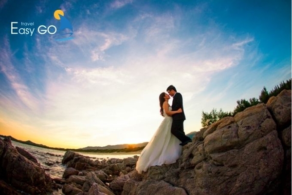 Bãi đá Tình Yêu Quan Lạn là nơi được các cặp đôi lựa chọn để chụp ảnh cưới