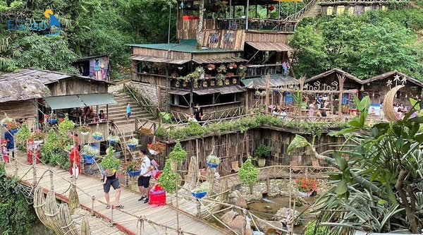  Bản Cát Cát nằm dưới núi Hoàng Liên Sơn