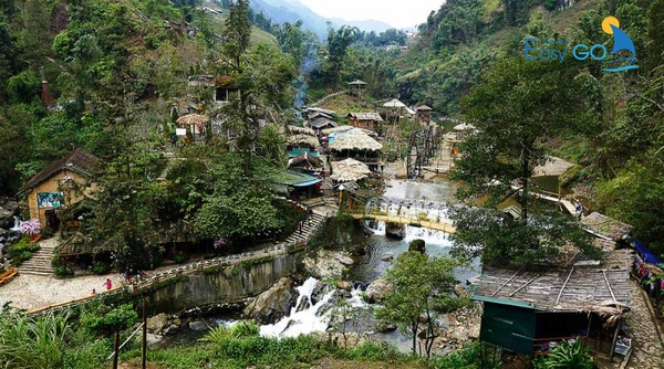 Bản Cát Cát nằm ngay dưới chân núi Hoàng Liên Sơn