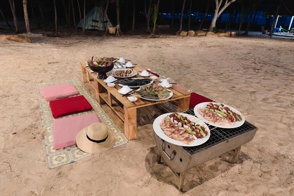 Picnic trên bãi biển, nướng BBQ tại biển Quỳnh
