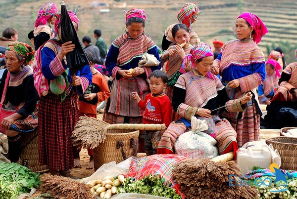 Chợ Lào Lóng Sập là phiên chợ đặc trưng của người dân bản địa Mộc Châu