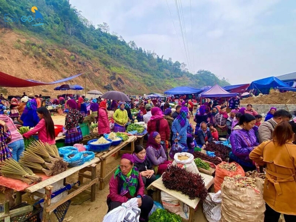 Chợ phiên Bắc Hà nằm tại thị trấn Bắc Hà, Bắc Hà, Lào Cai