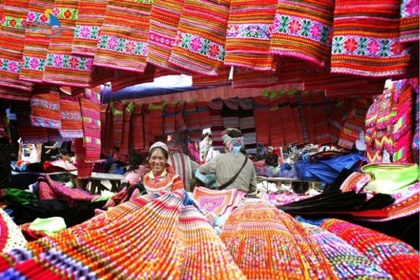 Choáng ngợp trước những chiếc áo dân tộc tại chợ phiên Cao Sơn