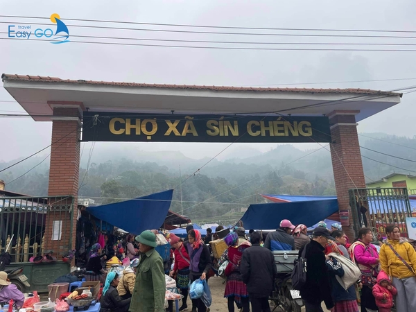 Phiên chợ Sín Chéng là nơi hội họp của nhiều dân tộc 