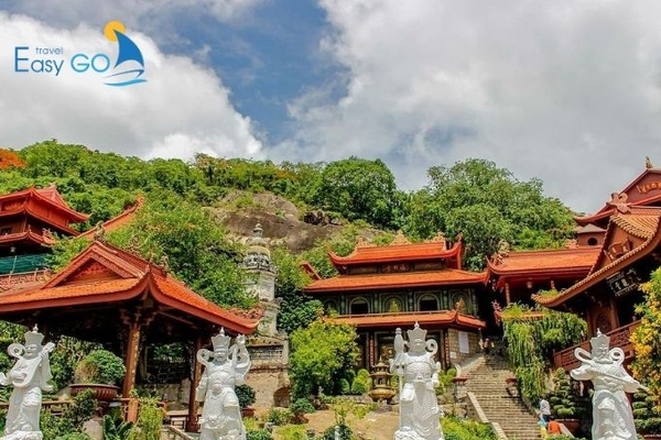 Chùa Hang là điểm du lịch nổi tiếng mà nhất định bạn không nên bỏ qua 