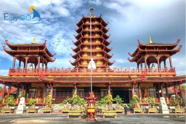 Chùa Phật Ngọc Xá Lợi là khu du lịch tâm linh của Tây Nam Bộ