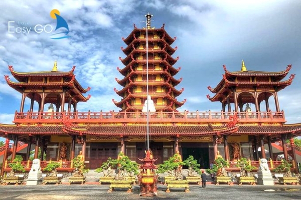 Chùa Phật Ngọc Xá Lợi là khu du lịch tâm linh của Tây Nam Bộ