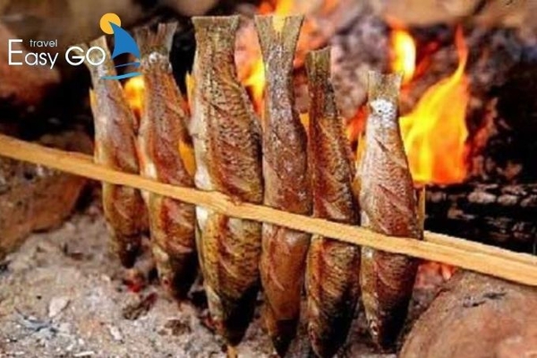 Cá suối nướng là món ăn dân giã của người dân Tây Bắc