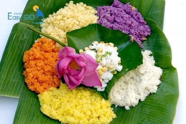 Xôi bảy màu là đặc sản Sapa truyền thống xuất hiện trong các dịp lễ Tết