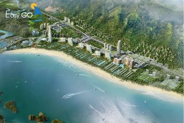 Bãi biển Việt Mỹ nằm ngay gần cầu cảng,