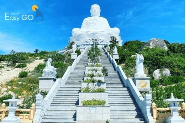 Chùa Ông Núi nổi bật nhất là bức tượng Đức Phật ngồi trên đài sen 