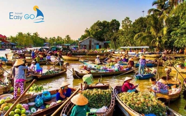 Chợ nổi Cái Răng bán đa dạng mặt hàng