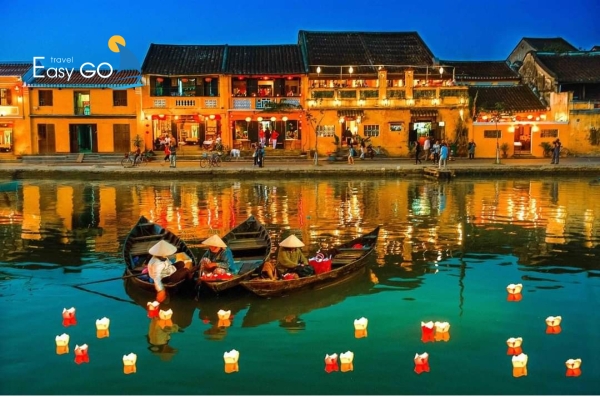 Phố cổ Hội An lung linh về đêm với thuyền hoa đăng trên sông Hoài rực rỡ sắc màu.