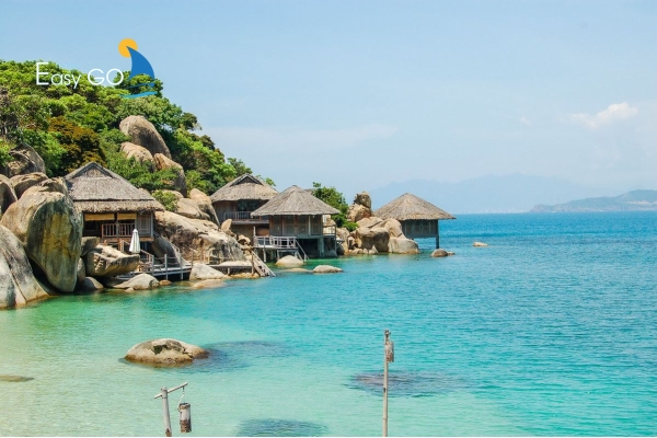 Biển nước trong xanh và núi đá hùng vĩ, mang vẻ đẹp yên bình, thư giãn.