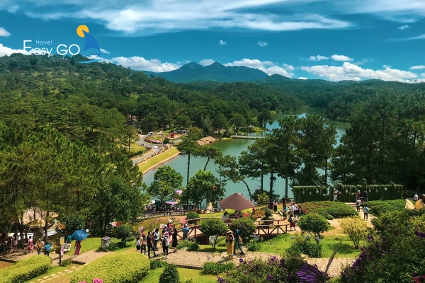 Đà Lạt thơ mộng với hồ nước, đồi thông xanh mát giữa không gian trong lành.