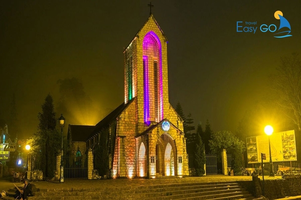 Khung cảnh nhà thờ đá Sapa vào buổi tối lung linh ánh đèn