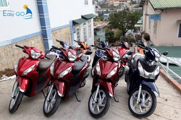 xe máy là phương tiện được nhiều bạn trẻ lựa chọn 