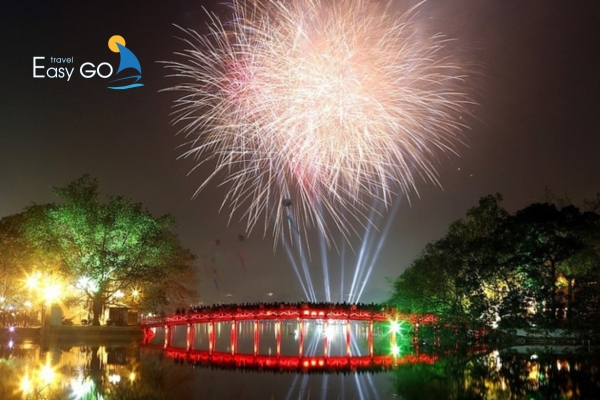 Thời khắc chuyển giao năm mới tại Hà Nội