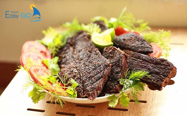 Thịt trâu gác bếp là món ăn dân giã tại Mộc Châu
