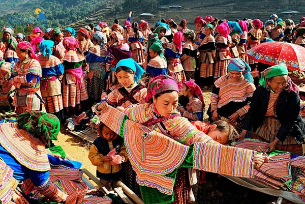 Phiên chợ Sín Chéng là một trong những địa điểm bán thổ cẩm đẹp