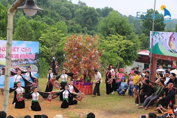 Tham gia các hoạt động vui chơi tại hồ nước trong rừng thông Bản Áng