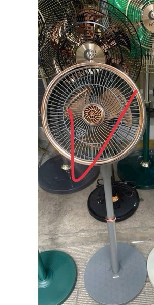 Quạt điện màu xám