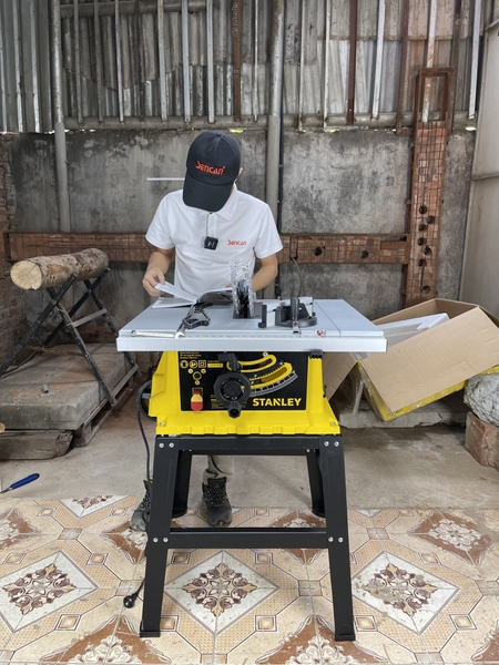 Trần hiệp Đang Đọc Sách Hướng Dẫn Sử Dụng Để Test Thử Cưa Bàn Stanley