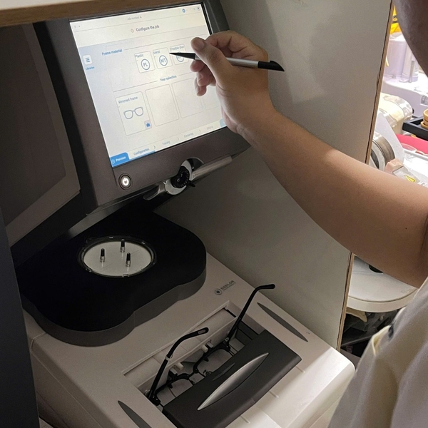 Robot Essilor Neksia 600 tại Mắt Kính Khánh Hưng