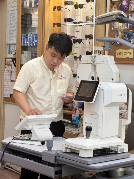 Thiết bị kiểm tra mắt tại Mắt Kính Khánh Hưng