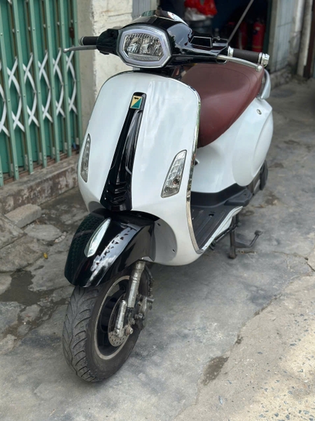 xe-dien-vespa-den-vuong