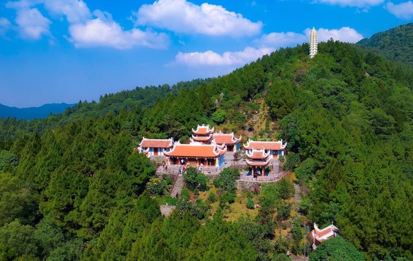 Chùa Hương Tích Hà Tĩnh: Hành Trình "Vãn Cảnh Đào Nguyên" Giữa Lòng Núi Hồng Lĩnh