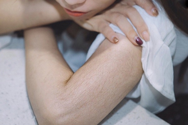 Phụ Nữ Nhiều Lông Tay Có Ảnh Hưởng Gì Không? Cách Xử Lý An Toàn Và Hiệu Quả