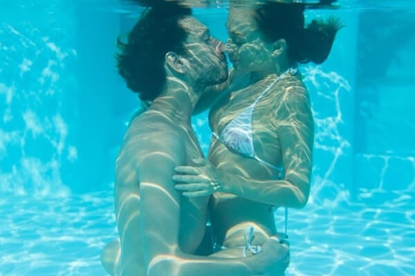 Có Nên Làm Tình Trong Bể Bơi Không? Những Nguy Cơ Và Lưu Ý Cần Biết