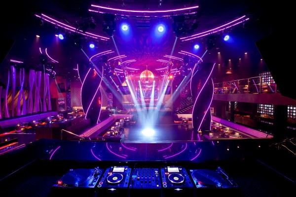 Thi Công Đèn Pub & Setup Ánh Sáng Quán Bar Chuyên Nghiệp