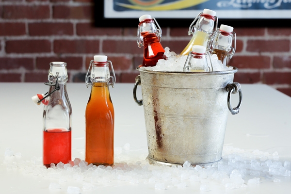 Chai thủy tinh vuông nắp cài kín hơi Swing 250ml đựng nước ép đặt trong xô đá, phù hợp bảo quản lạnh và phục vụ đồ uống