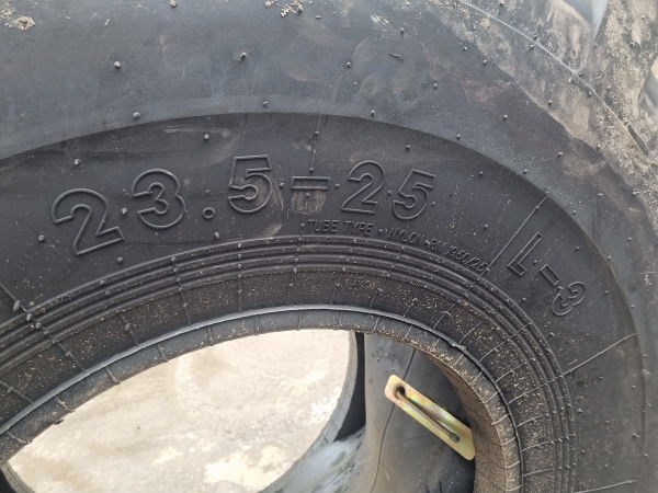 Lốp XCMG 23.5-25 hàng theo xe