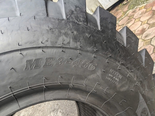 Lốp 23.5-25 hiệu MRF Ấn Độ