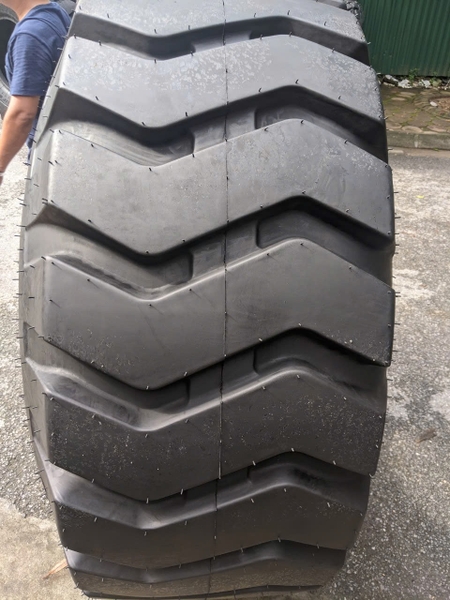 Lốp 23.5-25 hiệu MRF Ấn Độ