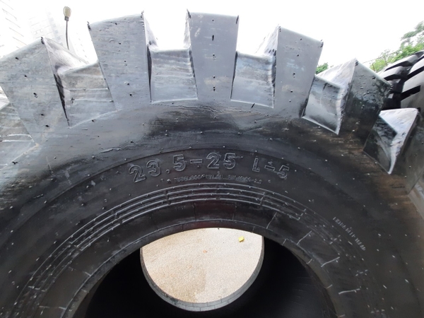Lốp bán đặc 23.5-25 hàng chất lượng cao