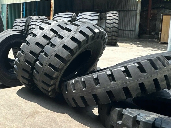 Lốp bán đặc 17.5-25 hàng chất lượng cao