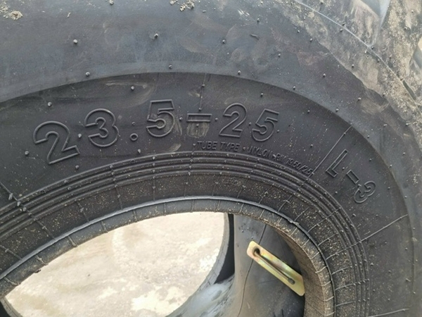 Lốp theo xe 23.5-25 nhãn hiệu XCMG,