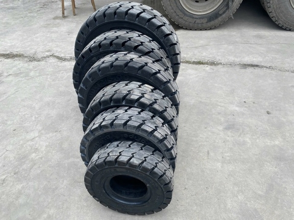 Lốp đặc xe nâng các loại