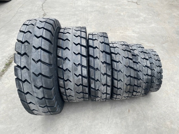 Lốp đặc xe nâng các loại