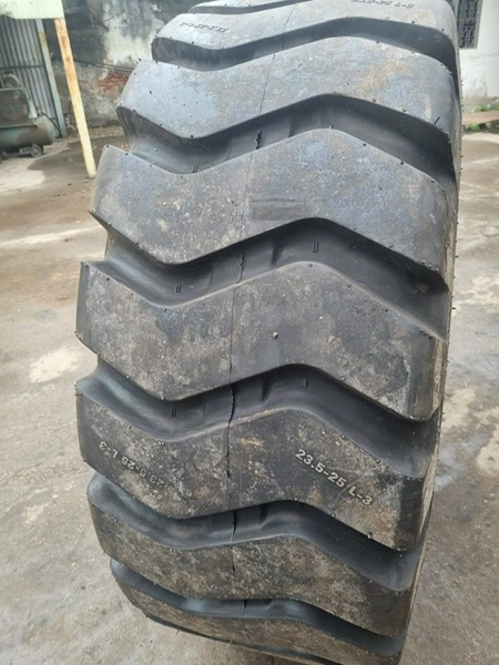 Lốp theo xe 23.5-25 nhãn hiệu XCMG,