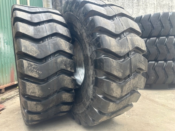 Lốp 23.5-25 L-3 Hiệu XCMG chính hãng