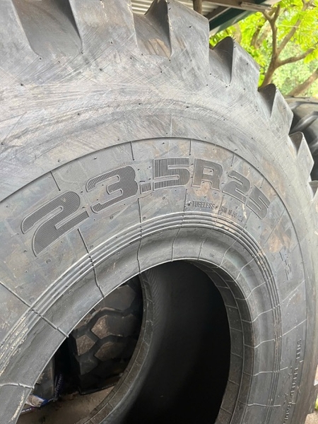 Lốp bố thép 23.5R25 hiệu ARMOUR