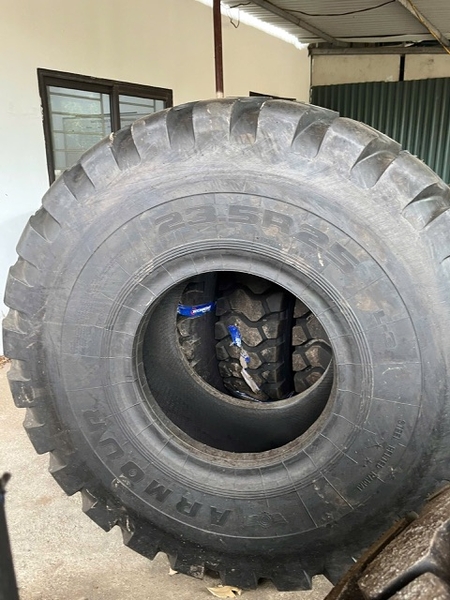 Lốp bố thép 23.5R25 hiệu ARMOUR