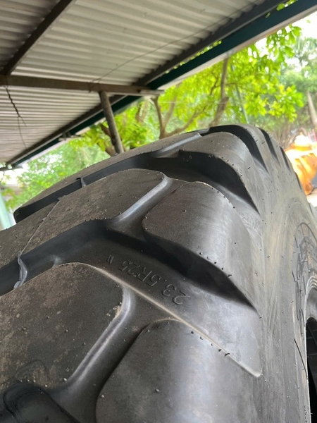 Lốp bố thép 23.5R25 hiệu ARMOUR