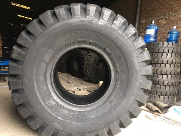 LỐP 23.5-25/20PR DEESTONE THÁI LAN